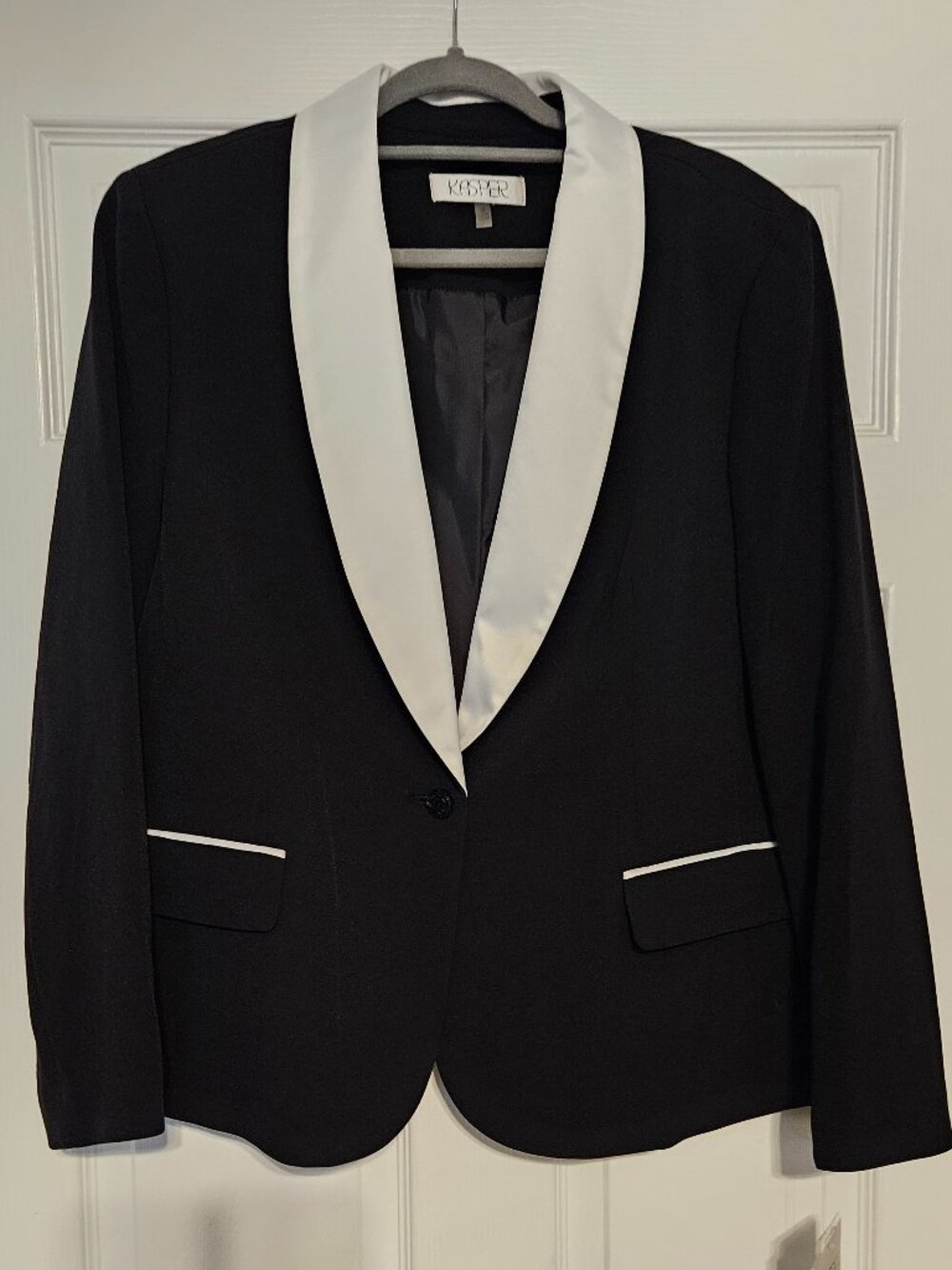 Kasper Black Blazer with White Color Size 18